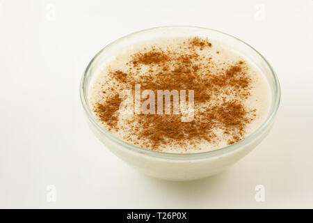 Il riso con il latte è un dolce tipico della gastronomia di più paesi fatta lentamente la cottura del riso con il latte e lo zucchero Foto Stock