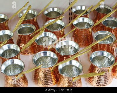 Caffè pentole in rame. lucidato in vari formati Foto Stock