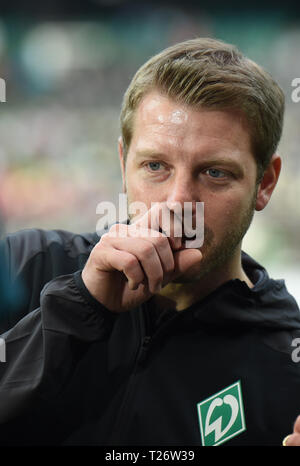 Bremen, Germania. 30 Mar, 2019. Calcio: Bundesliga, Werder Bremen - FSV Mainz 05, XXVII Giornata. Il Werder trainer Florian Kohfeldt al colloquio. Credito: Carmen Jaspersen/dpa - NOTA IMPORTANTE: In conformità con i requisiti del DFL Deutsche Fußball Liga o la DFB Deutscher Fußball-Bund, è vietato utilizzare o hanno utilizzato fotografie scattate allo stadio e/o la partita in forma di sequenza di immagini e/o video-come sequenze di foto./dpa/Alamy Live News Foto Stock