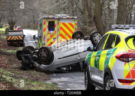 30 Marzo 2019: due occupanti femmina di un argento Renault Clio sono state adottate per Ospedale Raigmore in Inverness con ferite alla testa dopo il loro veicolo capovolto sulla B862 strada tra Inverness e Dores. È inteso che essi erano i soli occupanti della vettura. Un nuovo driver di 'P' piastra è stata visibile nella parte posteriore del veicolo. Immagine: Andrew Smith Credit: Andrew Smith/Alamy Live News Foto Stock