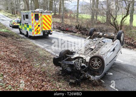 30 Marzo 2019: due occupanti femmina di un argento Renault Clio sono state adottate per Ospedale Raigmore in Inverness con ferite alla testa dopo il loro veicolo capovolto sulla B862 strada tra Inverness e Dores. È inteso che essi erano i soli occupanti della vettura. Un nuovo driver di 'P' piastra è stata visibile nella parte posteriore del veicolo. Immagine: Andrew Smith Credit: Andrew Smith/Alamy Live News Foto Stock