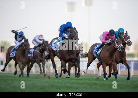 Dubai, STATI UNITI D'AMERICA. 30 Mar, 2019. MEYDAN, EMIRATI ARABI UNITI '"' marzo 30: punto blu, cavalcato da William Buick vince il gruppo 2 Al Quoz Sprint su Dubai World Cup notte all Ippodromo di Meydan negli Emirati Arabi Uniti. Michael McInally/Eclipse Sportswire/CSM/Alamy Live News Foto Stock