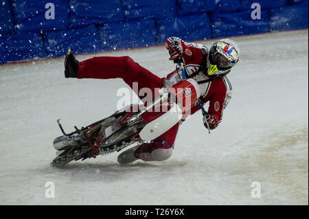 Thialf, Heerenveen, Paesi Bassi. Il 30 marzo 2019. Kevin Arzl cade durante la Roelof Thijs Bokaal alla pista di pattinaggio su ghiaccio Thialf, Heerenveen venerdì 29 marzo 2019. (Credit: Ian Charles | MI News) Credito: MI News & Sport /Alamy Live News Foto Stock