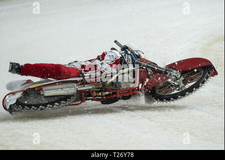 Thialf, Heerenveen, Paesi Bassi. Il 30 marzo 2019. Kevin Arzl cade durante la Roelof Thijs Bokaal alla pista di pattinaggio su ghiaccio Thialf, Heerenveen venerdì 29 marzo 2019. (Credit: Ian Charles | MI News) Credito: MI News & Sport /Alamy Live News Foto Stock