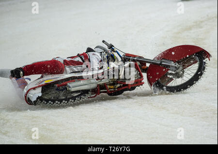 Thialf, Heerenveen, Paesi Bassi. Il 30 marzo 2019. Kevin Arzl cade durante la Roelof Thijs Bokaal alla pista di pattinaggio su ghiaccio Thialf, Heerenveen venerdì 29 marzo 2019. (Credit: Ian Charles | MI News) Credito: MI News & Sport /Alamy Live News Foto Stock