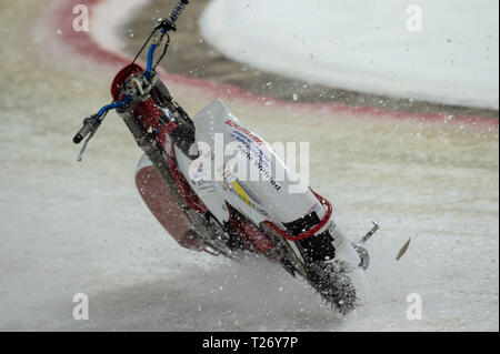 Thialf, Heerenveen, Paesi Bassi. Il 30 marzo 2019. Kevin Arzl cade durante la Roelof Thijs Bokaal alla pista di pattinaggio su ghiaccio Thialf, Heerenveen venerdì 29 marzo 2019. (Credit: Ian Charles | MI News) Credito: MI News & Sport /Alamy Live News Foto Stock