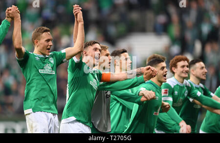 Bremen, Germania. 30 Mar, 2019. Calcio: Bundesliga, Werder Bremen - FSV Mainz 05, XXVII Giornata. Dopo il gioco del Werder festeggia con i tifosi in curva est. Credito: Carmen Jaspersen/dpa - NOTA IMPORTANTE: In conformità con i requisiti del DFL Deutsche Fußball Liga o la DFB Deutscher Fußball-Bund, è vietato utilizzare o hanno utilizzato fotografie scattate allo stadio e/o la partita in forma di sequenza di immagini e/o video-come sequenze di foto./dpa/Alamy Live News Foto Stock