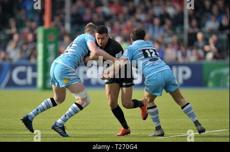 Allianz Park, London, Regno Unito. Il 30 marzo 2019. Alex Lozowski (Saraceni) viene affrontato da Stafford McDowell (Glasgow guerrieri, a sinistra) e Samuel Johnson (Glasgow guerrieri, 12). Saraceni v Glasgow Warriors. Quarti di finale. La Heineken Champions Cup. Parco di Allianz. Londra. Regno Unito. 30/03/2019. Credito: Sport In immagini/Alamy Live News Foto Stock