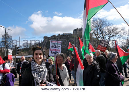 Edimburgo, Scozia, Regno Unito. Il 30 marzo 2019. Raduno di Castle Street prima di marciare per Bute House, Charlotte Square, residenza ufficiale del Primo Ministro. Dimostrazione di solidarietà con il popolo palestinese il 30 marzo, giorno di terra, che segna anche un anno dall'inizio del Gaza grande marzo di ritorno. Sul giorno di terra nel 2018, i palestinesi di Gaza hanno cominciato il loro grande marzo della chiamata di ritorno per il sollevamento di Israele il 11 anno di blocco illegale di Gaza e per il diritto dei profughi palestinesi a ritornare alle loro città e villaggi. Credito: Craig Brown/Alamy Live News Foto Stock
