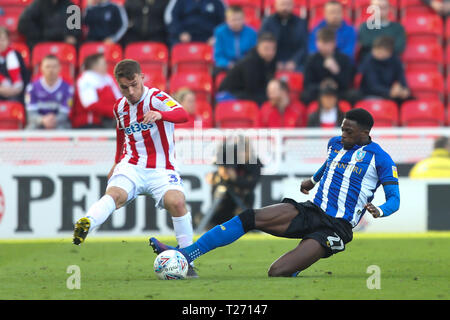 Stoke-on-Trent, Inghilterra, Regno Unito. Il 30 marzo 2019. Sheffield Mercoledì defender Dominic Iorfa (27) affronta Stoke City Thibaud Verlinden (31) durante il cielo EFL scommessa match del campionato tra Stoke City e Sheffield Mercoledì presso il bet365 Stadium, Stoke-on-Trent, in Inghilterra il 30 marzo 2019. Foto di Jurek Biegus. Solo uso editoriale, è richiesta una licenza per uso commerciale. Nessun uso in scommesse, giochi o un singolo giocatore/club/league pubblicazioni. Credit: UK Sports Pics Ltd/Alamy Live News Foto Stock