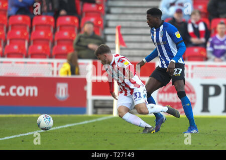 Stoke-on-Trent, Inghilterra, Regno Unito. Il 30 marzo 2019. Sheffield Mercoledì defender Dominic Iorfa (27) affronta Stoke City Thibaud Verlinden (31) durante il cielo EFL scommessa match del campionato tra Stoke City e Sheffield Mercoledì presso il bet365 Stadium, Stoke-on-Trent, in Inghilterra il 30 marzo 2019. Foto di Jurek Biegus. Solo uso editoriale, è richiesta una licenza per uso commerciale. Nessun uso in scommesse, giochi o un singolo giocatore/club/league pubblicazioni. Credit: UK Sports Pics Ltd/Alamy Live News Foto Stock