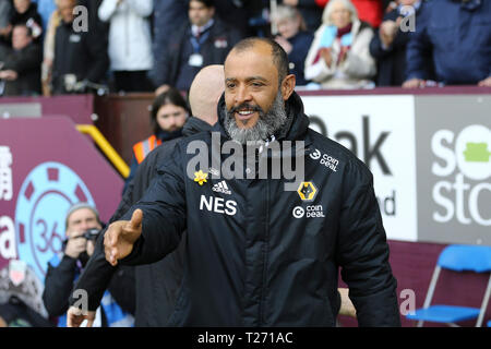 Burnley, Regno Unito. Il 30 marzo 2019. Wolverhampton Wanderers Manager Nuno Espirito Santo prima di kick off. Premier League, Burnley v Wolverhampton Wanderers a Turf Moor a Burnley, Lancashire, sabato 30 marzo 2019. Questa immagine può essere utilizzata solo per scopi editoriali. Solo uso editoriale, è richiesta una licenza per uso commerciale. Nessun uso in scommesse, giochi o un singolo giocatore/club/league pubblicazioni. pic da Chris Stading/Andrew Orchard fotografia sportiva/Alamy Live news Foto Stock