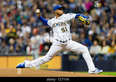 Milwaukee, WI, Stati Uniti d'America. 29 Mar, 2019. Milwaukee Brewers a partire lanciatore Freddy Peralta #51 offre un passo durante il Major League Baseball gioco tra il Milwaukee Brewers e St. Louis Cardinals a Miller Park di Milwaukee, WI. John Fisher/CSM/Alamy Live News Foto Stock