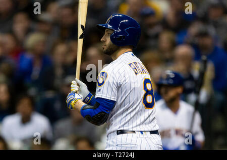 Milwaukee, WI, Stati Uniti d'America. 29 Mar, 2019. Milwaukee Brewers sinistra fielder Ryan Braun #8 fino a bat durante il Major League Baseball gioco tra il Milwaukee Brewers e St. Louis Cardinals a Miller Park di Milwaukee, WI. John Fisher/CSM/Alamy Live News Foto Stock