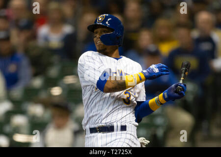 Milwaukee, WI, Stati Uniti d'America. 29 Mar, 2019. Milwaukee Brewers interbase Orlando Arcia #3 fino a bat durante il Major League Baseball gioco tra il Milwaukee Brewers e St. Louis Cardinals a Miller Park di Milwaukee, WI. John Fisher/CSM/Alamy Live News Foto Stock