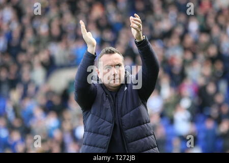 Birkenhead, Wirral, Regno Unito. Il 30 marzo, 2019. Tranmere Rovers Manager Micky Mellon applaude Tranmere fan in vista del campionato EFL due match con Carlisle Regno a Prenton Park che Tranmere Rovers ha vinto 3-0. Foto Stock
