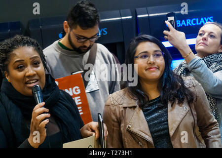 Londra, Regno Unito. Il 30 marzo 2019. Manifestanti occupano Barclays dopo protestando per circa un ora al di fuori, con i discorsi e volantinaggio, chiedendo loro di fine fine finanziamenti combustibili fossili compresi fracking che sta mettendo il futuro del pianeta a rischio di catastrofe climatica. Negli ultimi 5 anni la Barclays ha investito più di 30 miliardi di dollari in questi clima-regimi di demolizione, rendono di gran lunga il peggiore in banca Eutope. I manifestanti hanno occupato brevemente la banca e poi è venuto fuori per continuare la protesta. È stato uno degli oltre 40 manifestazioni di protesta oggi a livello nazionale per lo slancio e di altri gruppi che sperano di ottenere del lavoro Pa Foto Stock