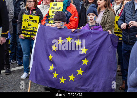 Carrickcarnon, UK. Il 30 marzo 2019. Aoife McGenity tenendo una bandiera UE con suo fratello Paraic che facevano parte della grande folla di persone che hanno preso parte a una protesta Brexit a Carrickcarnon che è uno dei principali punti di attraversamento della frontiera britannica in Irlanda Credito: Bonzo Alamy/Live News Foto Stock