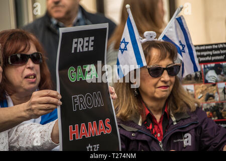 Londra, Regno Unito. Il 30 marzo, 2019. Un piccolo pro-israeliano contro la protesta. Palestinesi e sostenitori radunati fuori dell'Ambasciata israeliana a Londra per contrassegnare l'inizio del la Nakba e invito la comunità globale di tenere Israele per tener conto delle loro violazioni dei diritti umani e del diritto internazionale. David Rowe/ Alamy Live News. Foto Stock