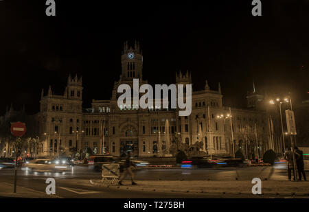 Madrid, Spagna. Il 30 marzo 2019. Il palazzo delle comunicazioni durante l'ora della terra a Madrid, Spagna. Questo Sabato tra le 20:30 e 21:30 i più importanti monumenti ed edifici di Madrid hanno portato un blackout, 12.000 monumenti da 187 paesi di tutto il mondo hanno fatto così. Per dodici anni il mondo è stato "volta Credito: Alberto Ramírez Sibaja/Alamy Live News Foto Stock