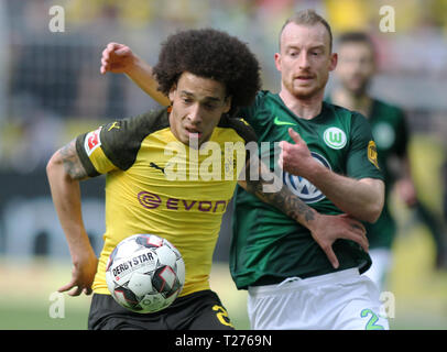 Dortmund, Germania. Il 30 marzo 2019. Axel Witsel del Borussia Dortmund e Massimiliano Arnold di Vfl Wolfsburg sono visto in azione durante la Bundesliga match tra Borussia Dortmund e VfL Wolfsburg al Signal Iduna Park. ( Il punteggio finale; Borussia Dortmund 2:0 VfL Wolfsburg ) Credito: SOPA Immagini limitata/Alamy Live News Foto Stock