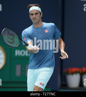 Florida, Stati Uniti d'America. Il 30 marzo 2019. Roger Federer sulla pratica corte durante il giorno tredici del Miami Open tennis su Marzo 30, 2019 nei giardini di Miami, Florida. Persone: Roger Federer Credito: tempeste Media Group/Alamy Live News Foto Stock