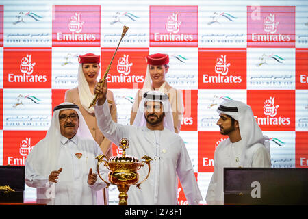 Dubai, EAU. Il 30 marzo 2019. Saeed bin Suroor preleva il trainer vincente il premio presso il Dubai World Cup per un record nono tempo. Thunder Neve cavalcato da Christophe Soumillon ha vinto la Coppa del mondo per il secondo anno di fila, per diventare il primo cavallo a vincere il trofeo più di una volta Credito: Feroz Khan/Alamy Live News Foto Stock