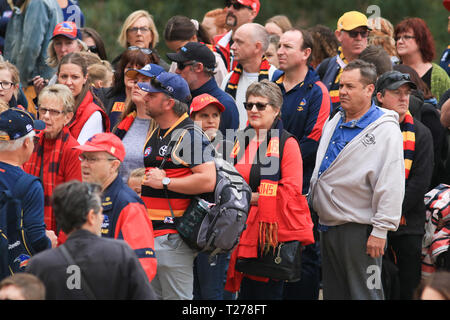 Adelaide Australia il 31 marzo 2019. Tifosi arrivano all'Adelaide Oval per il 2019 AFL donna Grand Finale tra Adelaide Crows e Carlton Football Club. Il AFLW è un australiano Rules Football League per i giocatori di sesso femminile con la prima stagione del campionato è iniziato nel febbraio 2017 Credit: amer ghazzal/Alamy Live News Foto Stock