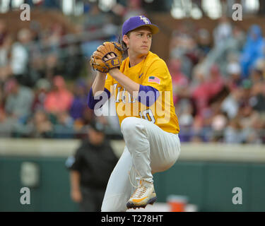 La Mississippi, Stati Uniti d'America. 30 Mar, 2019. La LSU lanciatore, Eric Walker (10), in azione durante il NCAA baseball gioco tra il Tigri LSU e la Mississippi State Bulldogs a Dudy campo nobile di Starkville. La LSU sconfitto lo stato del Mississippi, 11-2. Kevin Langley/Sports South Media/CSM/Alamy Live News Foto Stock