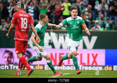 Bremen, Germania. 30 Mar, 2019. Brema è Max Kruse (R) celebra il suo secondo obiettivo durante un match della Bundesliga tra SV Werder Bremen e FSV Mainz 05, a Bremen, Germania, il 30 marzo 2019. Brema ha vinto 3-1. Credito: Kevin Voigt/Xinhua/Alamy Live News Foto Stock