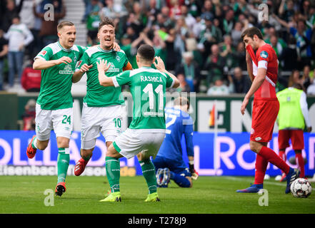 Bremen, Germania. 30 Mar, 2019. Brema è Max Kruse (2 L) celebra il suo secondo il punteggio con i tuoi compagni di squadra durante un match della Bundesliga tra SV Werder Bremen e FSV Mainz 05, a Bremen, Germania, il 30 marzo 2019. Brema ha vinto 3-1. Credito: Kevin Voigt/Xinhua/Alamy Live News Foto Stock