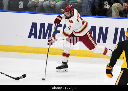 Il Dakota del Nord, Stati Uniti d'America. Il 30 marzo 2019. Denver pionieri defenceman Griffin Mendel (4) spara il puck durante gli uomini del NCAA Hockey West Regional partita di campionato tra la American International College giacche gialle e i pionieri di Denver a Scheels Arena, a Fargo, ND. Denver sconfitto AIC 3-0 per passare alle quattro congelati. Foto di Russell Hons/CSM Credito: Cal Sport Media/Alamy Live News Foto Stock