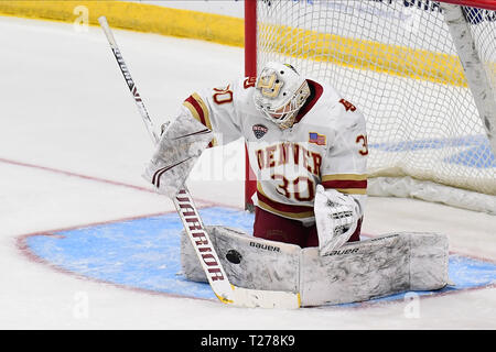 Il Dakota del Nord, Stati Uniti d'America. Il 30 marzo 2019. Denver pionieri goaltender Filip Larsson (30) rende un salvataggio durante gli uomini del NCAA Hockey West Regional partita di campionato tra la American International College giacche gialle e i pionieri di Denver a Scheels Arena, a Fargo, ND. Denver sconfitto AIC 3-0 per passare alle quattro congelati. Foto di Russell Hons/CSM Credito: Cal Sport Media/Alamy Live News Foto Stock