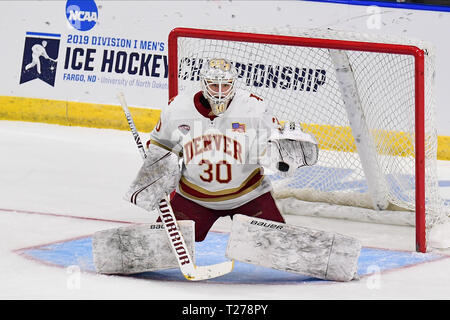 Il Dakota del Nord, Stati Uniti d'America. Il 30 marzo 2019. Denver pionieri goaltender Filip Larsson (30) si prepara a fermare un colpo durante gli uomini del NCAA Hockey West Regional partita di campionato tra la American International College giacche gialle e i pionieri di Denver a Scheels Arena, a Fargo, ND. Denver sconfitto AIC 3-0 per passare alle quattro congelati. Foto di Russell Hons/CSM Credito: Cal Sport Media/Alamy Live News Foto Stock