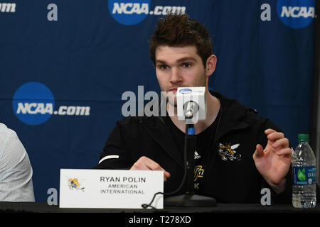 Il Dakota del Nord, Stati Uniti d'America. Il 30 marzo 2019. American International giacche gialle defenceman Ryan Polin (5) incontra con i media dopo la NCAA maschile di hockey West Regional partita di campionato tra la American International College giacche gialle e i pionieri di Denver a Scheels Arena, a Fargo, ND. Denver sconfitto AIC 3-0 per passare alle quattro congelati. Foto di Russell Hons/CSM Credito: Cal Sport Media/Alamy Live News Foto Stock