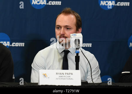 Il Dakota del Nord, Stati Uniti d'America. Il 30 marzo 2019. Feriti American International College player Ryan Papa incontra la stampa dopo la NCAA maschile di hockey West Regional partita di campionato tra la American International College giacche gialle e i pionieri di Denver a Scheels Arena, a Fargo, ND. Denver sconfitto AIC 3-0 per passare alle quattro congelati. Foto di Russell Hons/CSM Credito: Cal Sport Media/Alamy Live News Foto Stock