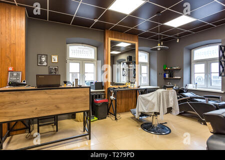 GRODNO, Bielorussia - Marzo 2019: loft interno del parrucchiere barbiere e salone di bellezza Foto Stock