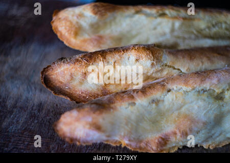 Tradizionale pane georgiano shotis puri su sfondo rustico con spazio di copia Foto Stock