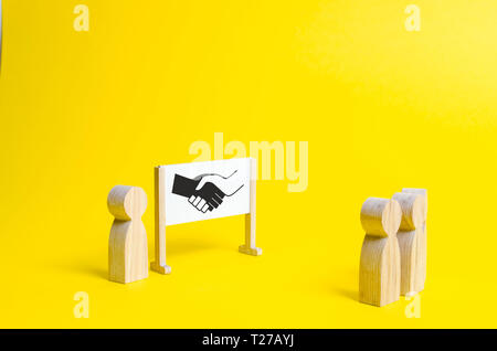 Persona presso il whiteboard sta cercando di risolvere un conflitto o un accordo tra due persone. Orbiter, la soluzione delle questioni controverse e confli Foto Stock