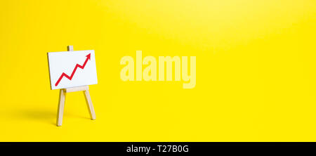 Rack con una freccia rossa su uno sfondo giallo. Business planning e analisi delle entrate. Indicatori di progetti di business, il livello di redditività, liqu Foto Stock