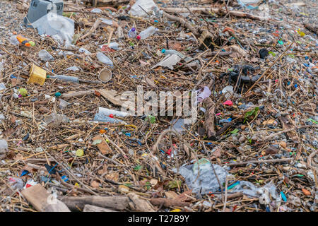 Inquinamento ambientale trovati sulla spiaggia. L'accumulo di oggetti in plastica nell'ambiente terrestre incide negativamente sulla fauna e l'uomo. Foto Stock