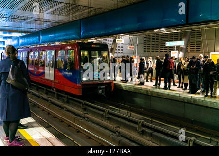 London, Regno Unito - 05, Marzo 2019: Canary Wharf DLR station di Londra, persone in attesa per il treno in ora di punta. Foto Stock