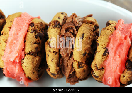Ice Cream Sandwich. Chocolate Chip Cookie Ice Cream Sandwich sul tavolo Foto Stock