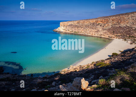 Vista del più famoso luogo di mare di Lampedusa, è denominata Spiaggia dei conigli, in lingua inglese spiaggia dei conigli o isola dei Conigli Foto Stock