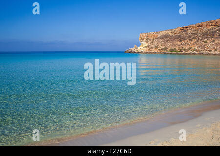 Vista del più famoso luogo di mare di Lampedusa, è denominata Spiaggia dei conigli, in lingua inglese spiaggia dei conigli o isola dei Conigli Foto Stock