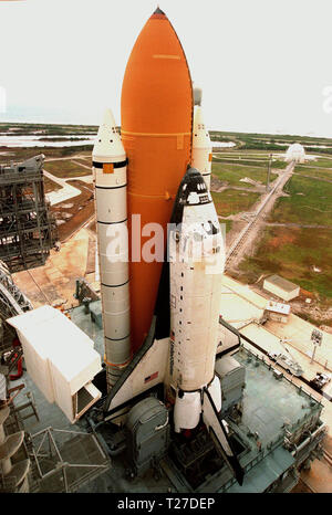 Il Centro Spaziale Kennedy, FLA. -- Lo Space Shuttle Columbia si trova sulla rampa di lancio 39B a meno di due settimane dopo il decollo di scoperta sulla missione STS-96. Il Columbia è stato laminato 7 giugno in preparazione per il lancio di STS-93 con il suo payload dell'osservatorio a raggi X Chandra. Ruotare la struttura di servizio verrà spostato in luogo intorno ad esso il martedì 8 giugno. Foto Stock