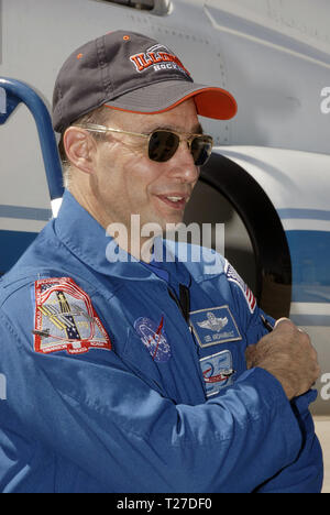 CAPE CANAVERAL, Fla. - astronauta Lee Archambault, il comandante per la navetta spaziale Discovery's STS-119 missione, arriva alla NASA Kennedy Space Center in Florida per preparare per il lancio. STS-119 è il 125th space shuttle in volo e il ventottesimo volo verso la stazione spaziale internazionale. La scoperta e il suo equipaggio sono in grado di offrire il set finale di grande potenza per la generazione di array solare ali e integrata struttura a traliccio, S6, alla stazione spaziale. La missione comprende quattro i viaggi futuri. Il lancio è previsto per il mese di marzo 11 a 9:20 p.m. EDT. Foto Stock