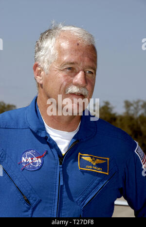 CAPE CANAVERAL, Fla. - astronauta John Phillips, una specialista di missione per lo space shuttle Discovery la STS-119 missione, arriva alla NASA Kennedy Space Center in Florida per preparare per il lancio. STS-119 è il 125th space shuttle in volo e il ventottesimo volo verso la stazione spaziale internazionale. La scoperta e il suo equipaggio sono in grado di offrire il set finale di grande potenza per la generazione di array solare ali e integrata struttura a traliccio, S6, alla stazione spaziale. La missione comprende quattro i viaggi futuri. Il lancio è previsto per il mese di marzo 11 a 9:20 p.m. EDT. Foto Stock