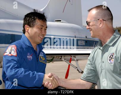 CAPE CANAVERAL, in Florida, - i membri di equipaggio per la navetta spaziale Discovery's STS-119 missione arriva alla NASA Kennedy Space Center in Florida per preparare per il lancio. Da sinistra, lo specialista di missione Koichi Wakata è accolto da Mike Wetmore, direttore associato per l'ingegneria e le operazioni tecniche presso il Kennedy. STS-119 è il 125th space shuttle in volo e il ventottesimo volo verso la stazione spaziale internazionale. La scoperta e il suo equipaggio sono in grado di offrire il set finale di grande potenza per la generazione di array solare ali e integrata struttura a traliccio, S6, alla stazione spaziale. La missione comprende quattro i viaggi futuri. Lau Foto Stock