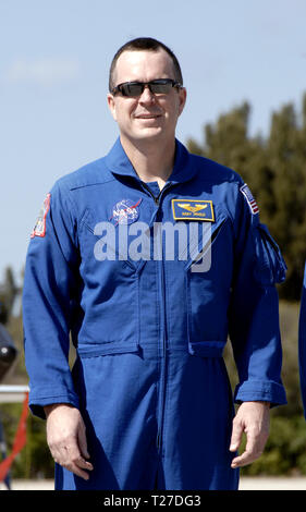 CAPE CANAVERAL, Fla. - astronauta Richard Arnold, una specialista di missione per lo space shuttle Discovery la STS-119 missione, arriva alla NASA Kennedy Space Center in Florida per preparare per il lancio. STS-119 è il 125th space shuttle in volo e il ventottesimo volo verso la stazione spaziale internazionale. La scoperta e il suo equipaggio sono in grado di offrire il set finale di grande potenza per la generazione di array solare ali e integrata struttura a traliccio, S6, alla stazione spaziale. La missione comprende quattro i viaggi futuri. Il lancio è previsto per il mese di marzo 11 a 9:20 p.m. EDT. Foto Stock